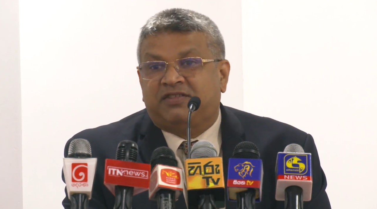 කිසිදු විටක සාම විනිසුරු ක්‍රමය දේශපාලනීකරණය කරන්නේ නැතැයි අමාත්‍ය හර්ෂණ නානායක්කාර සපත වෙයි