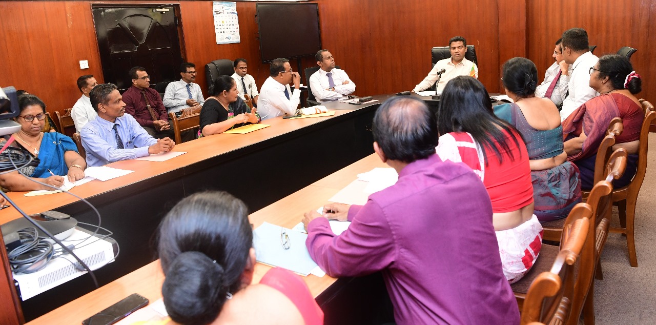 හෙද විදුහල්වල සහ හෙද විදුහල්පතිවරුන්ගේ වෘත්තිය ගැටළු රැසකට විසඳුම් දීමට ඇමති පොරොන්දුවක් හෙද විදුහල්වල සහ හෙද විදුහල්පතිවරුන්ගේ වෘත්තිය ගැටළු රැසකට විසඳුම් දීමට ඇමති පොරොන්දුවක්