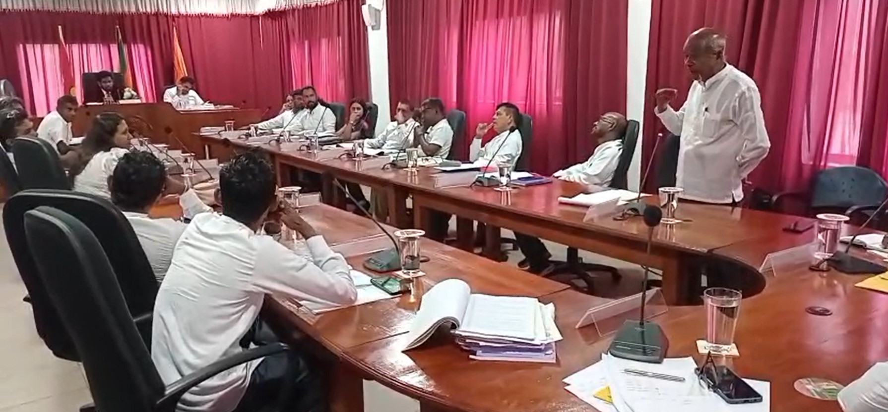 හික්කඩුව නගර සභාවේ 2026 අයවැය වැඩි ඡන්ද 01 කින් පරදී