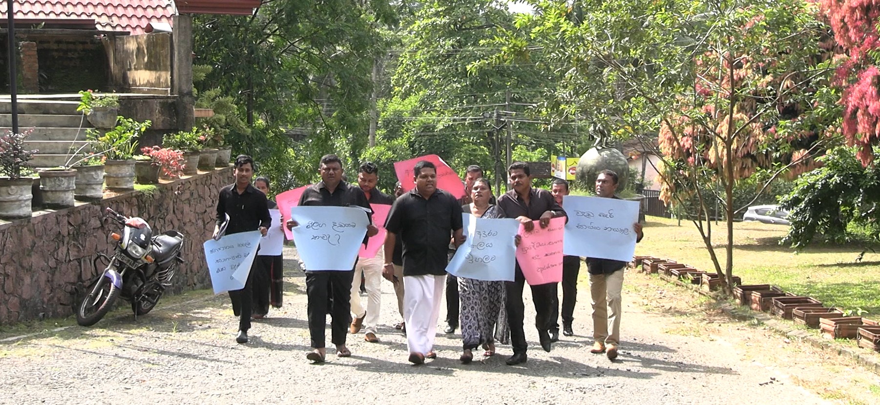 හොරණ ප්රාදේශීය සභාවේ කළු විරෝධයක් හොරණ ප්රාදේශීය සභාවේ කළු විරෝධයක්