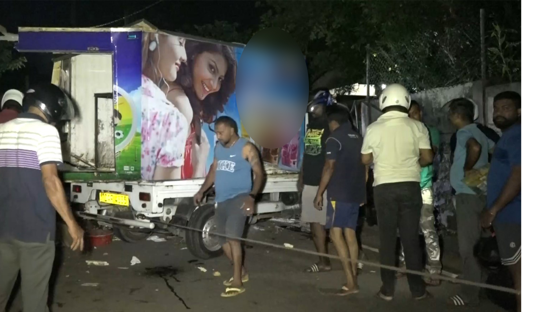 ලොරි රථයක් පැහැරගෙන පළා යද්දී අනතුරට ලක්ව පුද්ගයෙක් මරුට (VIDEO) ලොරි රථයක් පැහැරගෙන පළා යද්දී අනතුරට ලක්ව පුද්ගයෙක් මරුට (VIDEO)