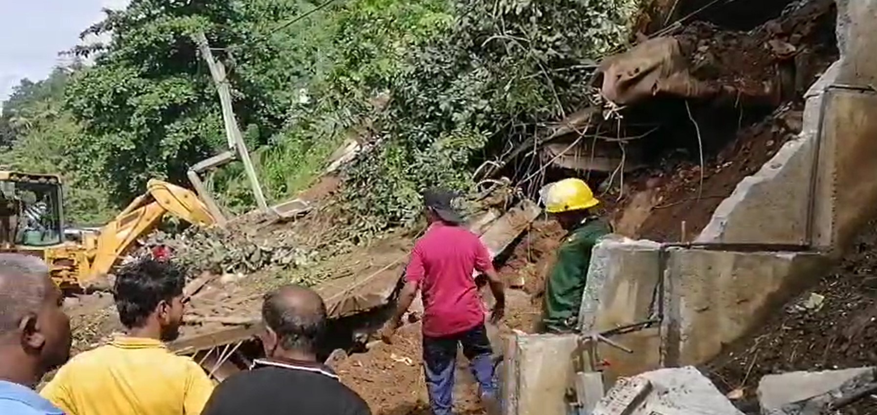 කඩුගන්නාවේ කඳු කඩා වැටීමෙන් අයෙක් මරුට – මහනුවර-කොළඹ ප්‍රධාන මාර්ගයේ කොටසක් වසයි (VIDEO)