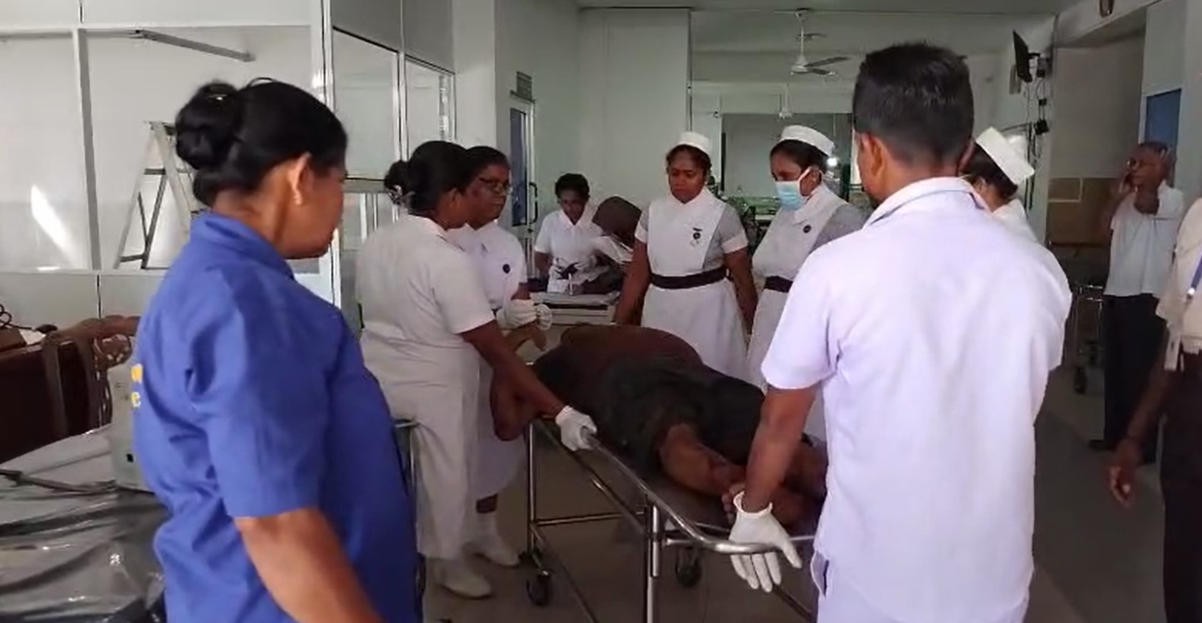 පහළ කඩුගන්නාවේ පස් කන්දක් කඩා වැටීමෙන් පුද්ගලයින් 10 ක් යට වී ඇතැයි වාර්තා – අයෙක් ජීවිතක්ෂයට