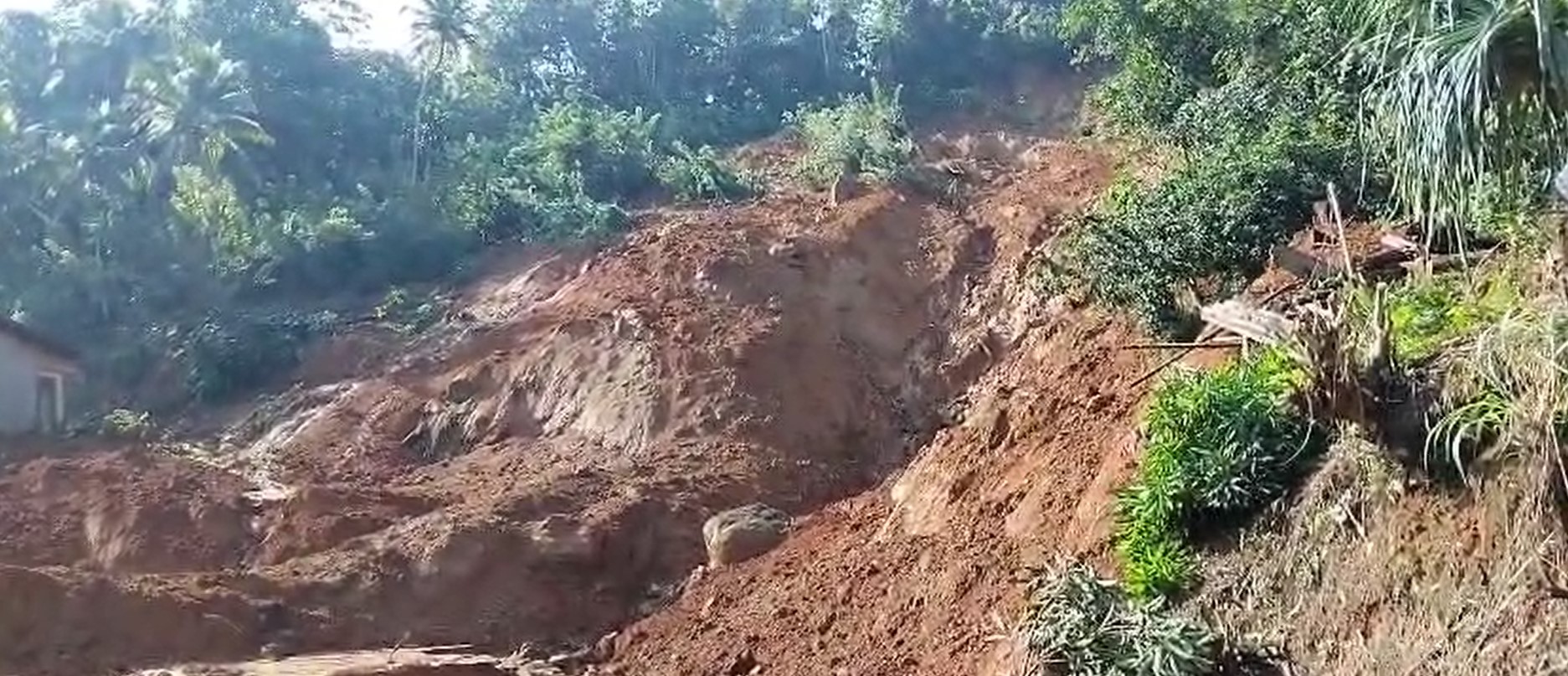 කෑගල්ල, කෝවිල කන්ද නාය යාමට ලක් වේ – පිරිසක් කන්ද මුදුනේ