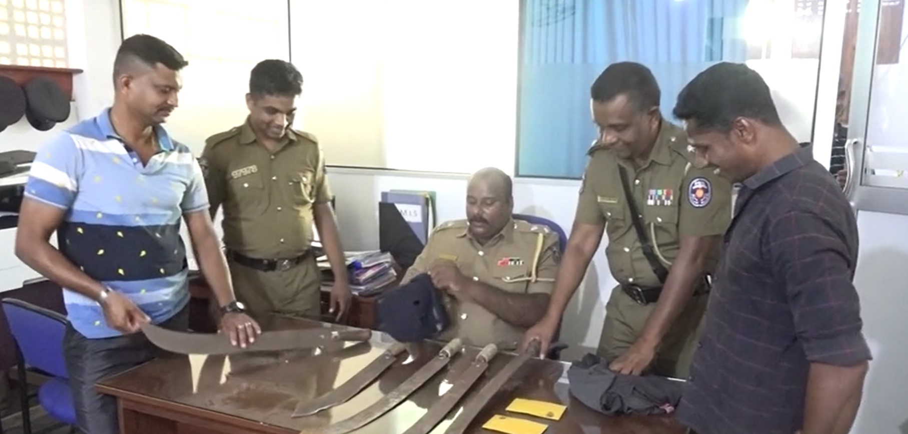 කළුතර කඩු සෙල්ලම් දැම්ම කල්ලියක් අත්අඩංගුවට කළුතර කඩු සෙල්ලම් දැම්ම කල්ලියක් අත්අඩංගුවට