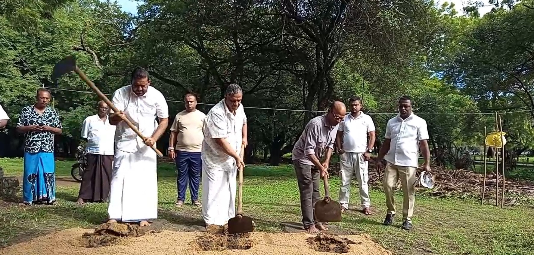 කතරගම දේවාලයේ අලින්ට නාන්න කෝටියක ෆූල් එකක්