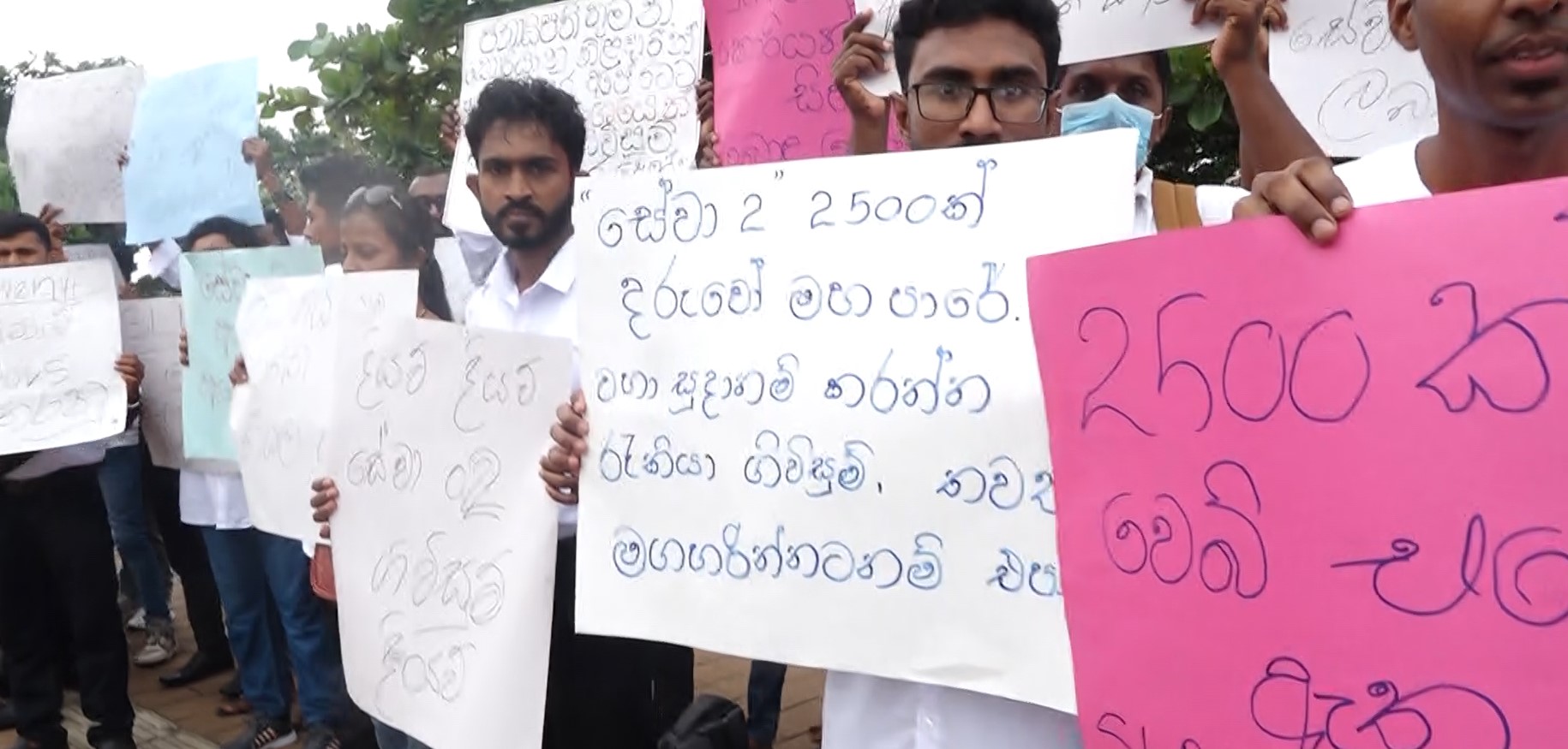 කොරියා යන්න බලා ඉන්න තරුණ පිරිසක් ජනපති ලේකම් කාර්යාලය ඉදිරිපිට