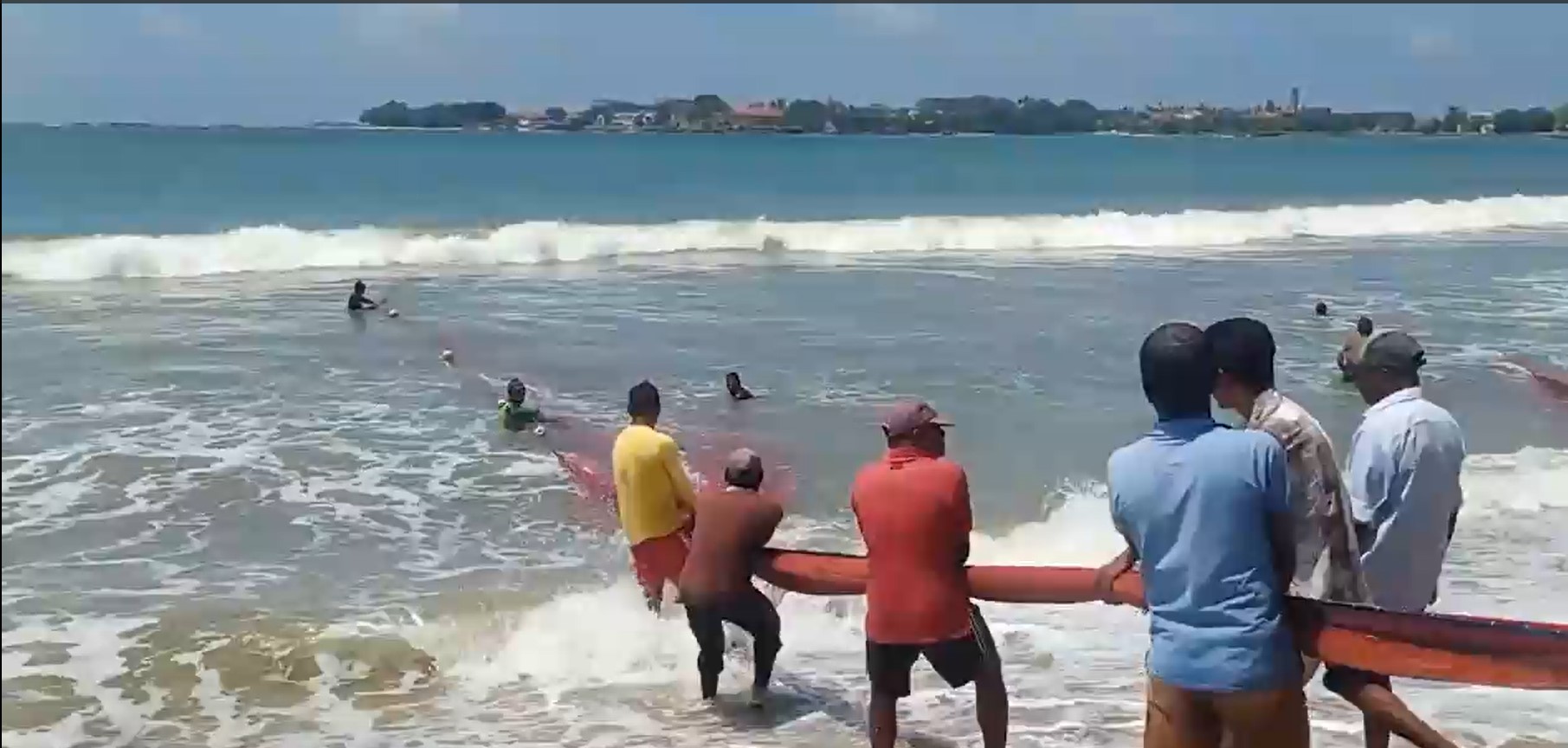 මා දැල් ඇදීමට ට්රැක්ටර් දැමීම ගැන ධීවරයින් මත දෙකක (VIDEO) මා දැල් ඇදීමට ට්රැක්ටර් දැමීම ගැන ධීවරයින් මත දෙකක (VIDEO)