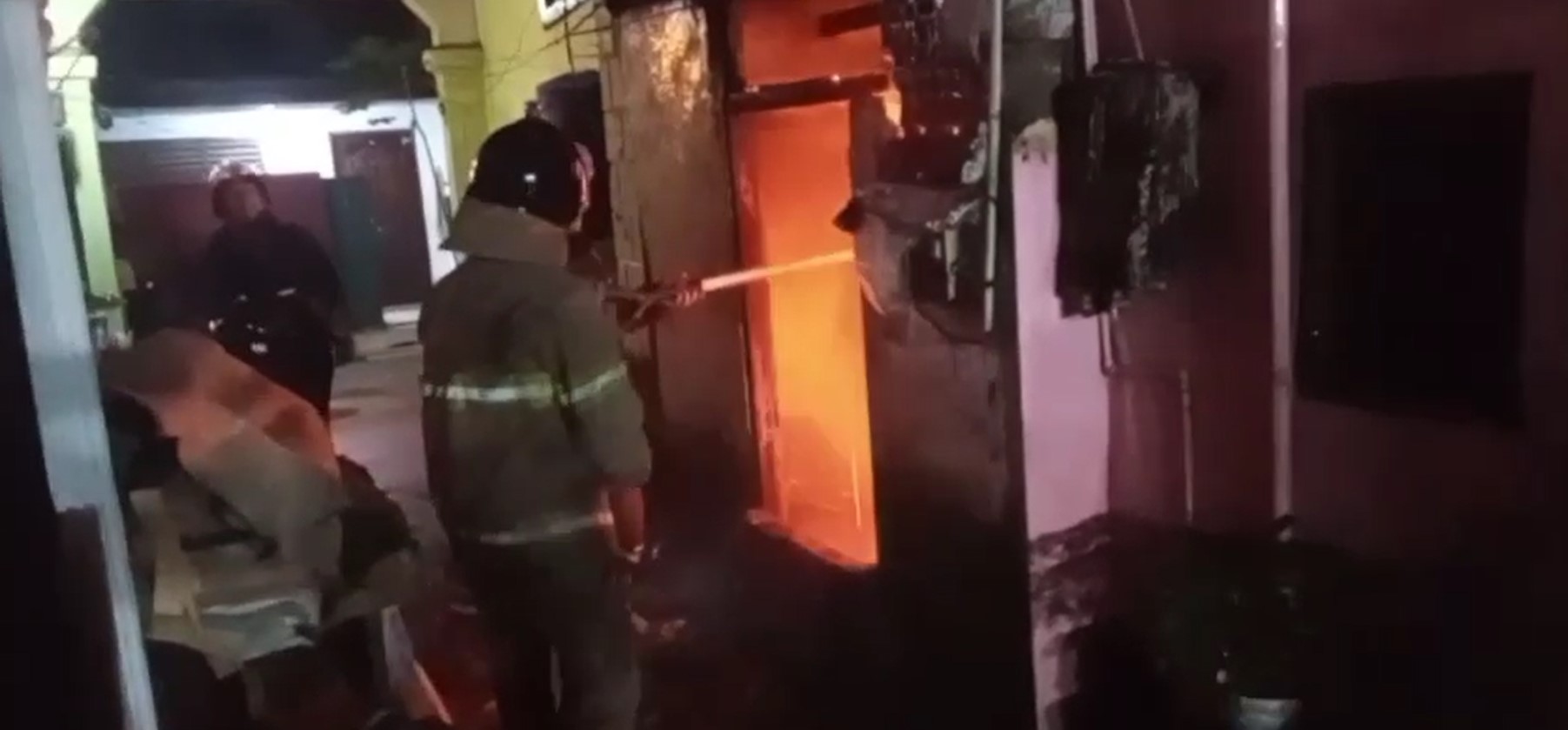 මරදාන – දේවානම්පියතිස්ස මාවතේ නිවාස දෙකක් ගිනි ගෙන දැවේ මරදාන – දේවානම්පියතිස්ස මාවතේ නිවාස දෙකක් ගිනි ගෙන දැවේ