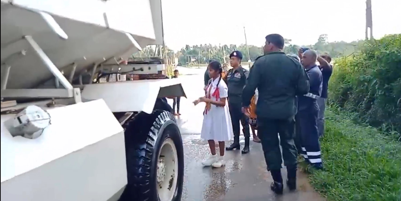 ගාල්ල – මාතර ජලයෙන් යට වූ ප්‍රදේශවල දරුවන්ට උසස් පෙළ විභාගයට යන්න බෝට්ටු