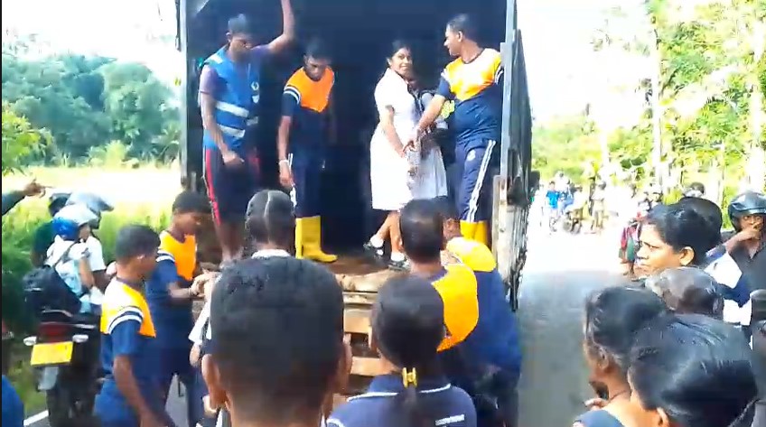 නෙළුව ගංවතුරෙන් යටවූ ප්රදේශවල දරුවන්ට උසස් පෙළට යන්න හමුදාවෙන් සහය නෙළුව ගංවතුරෙන් යටවූ ප්රදේශවල දරුවන්ට උසස් පෙළට යන්න හමුදාවෙන් සහය