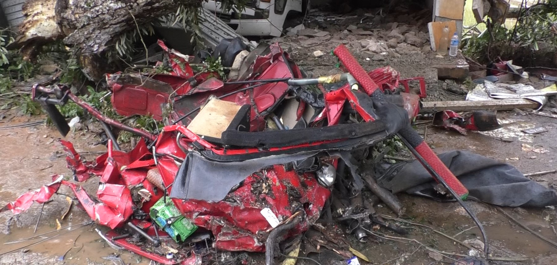 ත්‍රිරෝද රථයක් මතට ගසක් වැටී අයෙකුට දිවි අහිමිව, තිදෙනෙක් රෝහලේ