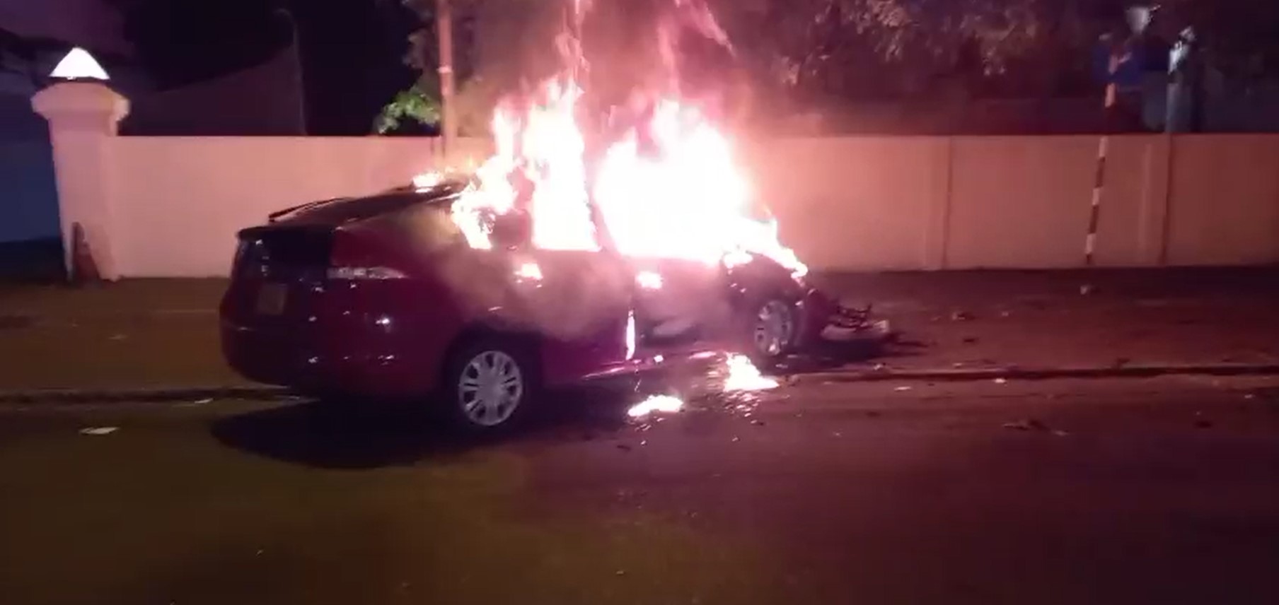 සුඛෝපභෝගී මෝටර් රථයකට ගින්නෙන් හානි (VIDEO) සුඛෝපභෝගී මෝටර් රථයකට ගින්නෙන් හානි (VIDEO)