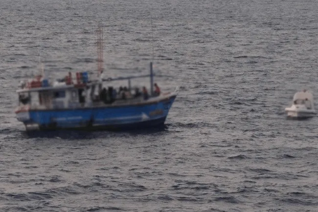 මත්ද්රව්ය රැගෙන ආ තවත් බහුදින ධීවර යාත්රාවක් සමග 6 ක් නාවික හමුදා බාරයේ මත්ද්රව්ය රැගෙන ආ තවත් බහුදින ධීවර යාත්රාවක් සමග 6 ක් නාවික හමුදා බාරයේ