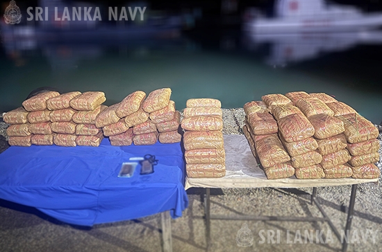 නාවික හමුදාව මත්ද්රව්ය කිලෝ 300 ක් අල්ලයි නාවික හමුදාව මත්ද්රව්ය කිලෝ 300 ක් අල්ලයි