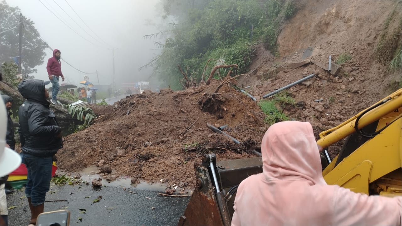 අධික වැසි සමග ලෝකාන්තය මාර්ගයේ ගසක් කඩා වැටී අවහිර වෙයි අධික වැසි සමග ලෝකාන්තය මාර්ගයේ ගසක් කඩා වැටී අවහිර වෙයි