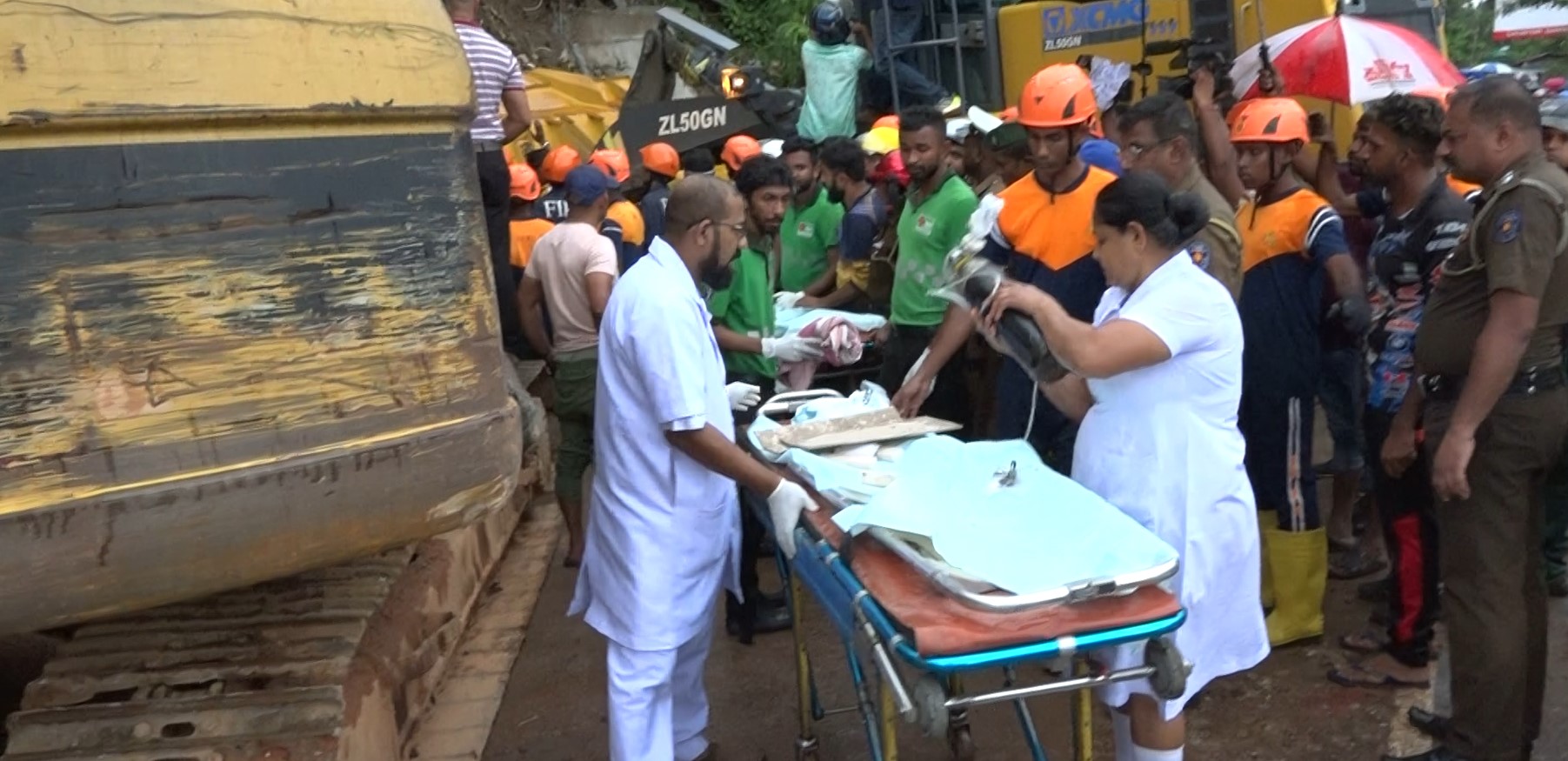 කොළඹ මහනුවර මාර්ගයේ පහළ කඩුගන්නාව නායාමෙන් මියගිය පිරිස 6 යි – ගල් ඉවත් කිරීමේ කටයුතු අදත් (VIDEO) කොළඹ මහනුවර මාර්ගයේ පහළ කඩුගන්නාව නායාමෙන් මියගිය පිරිස 6 යි – ගල් ඉවත් කිරීමේ කටයුතු අදත් (VIDEO)