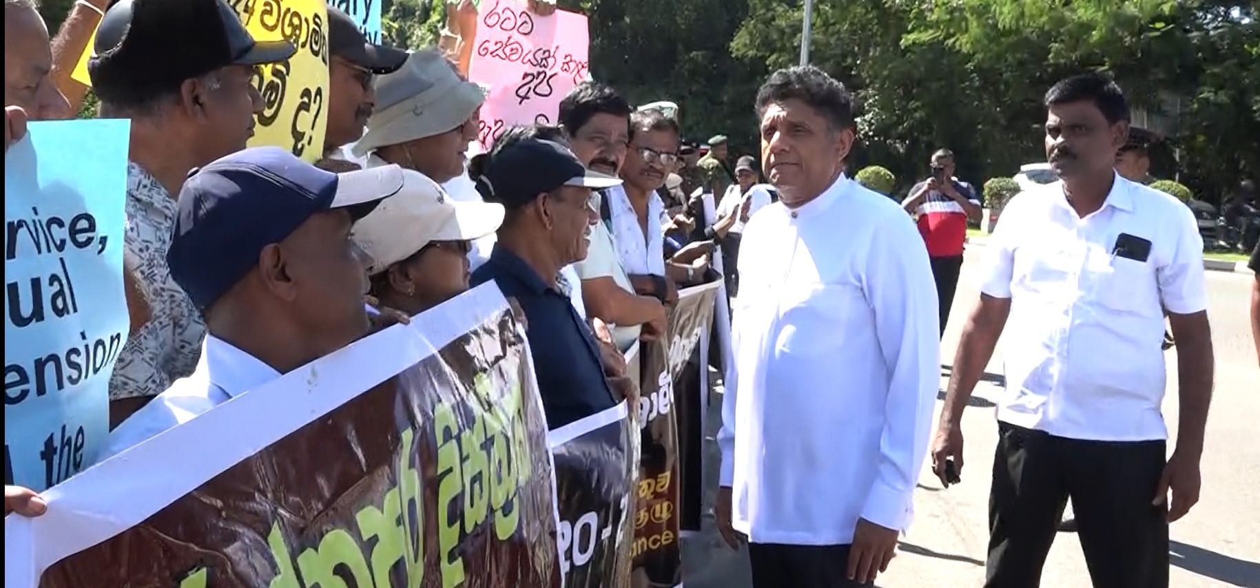 විශ්රාමිකයෝ පිරිසක් පාර්ලිමේන්තු වටරවුමට – සජිතුත් එයි විශ්රාමිකයෝ පිරිසක් පාර්ලිමේන්තු වටරවුමට – සජිතුත් එයි