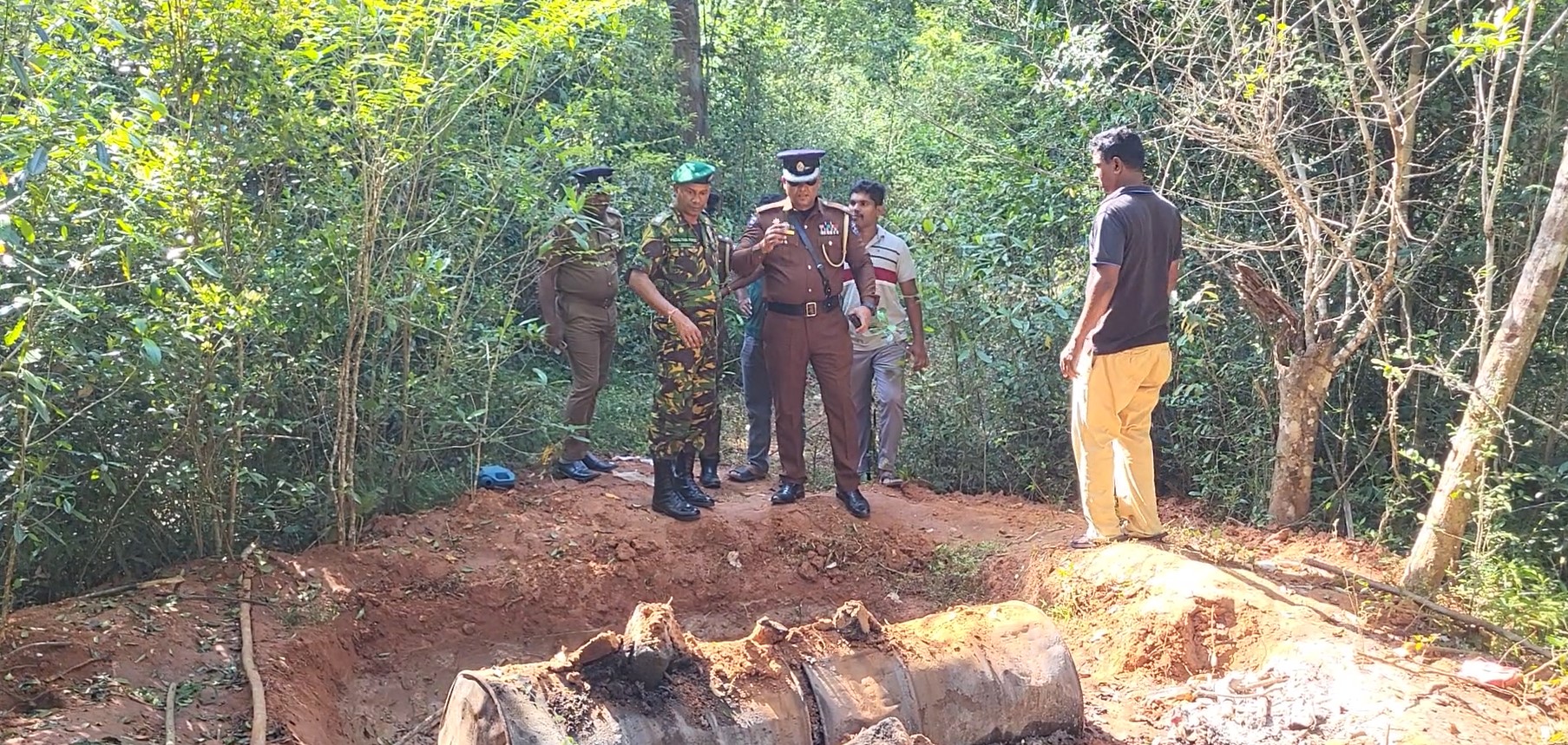 කිලිනොච්චය, රාමනාදන්පුරම්  කසිප්පු වැටලීමට ගිය පොලිස් විශේෂ කාර්ය බලකා සෙබලුන් පහර දුන් කාන්තාවන් පිරිසක් අත්අඩංගුවට