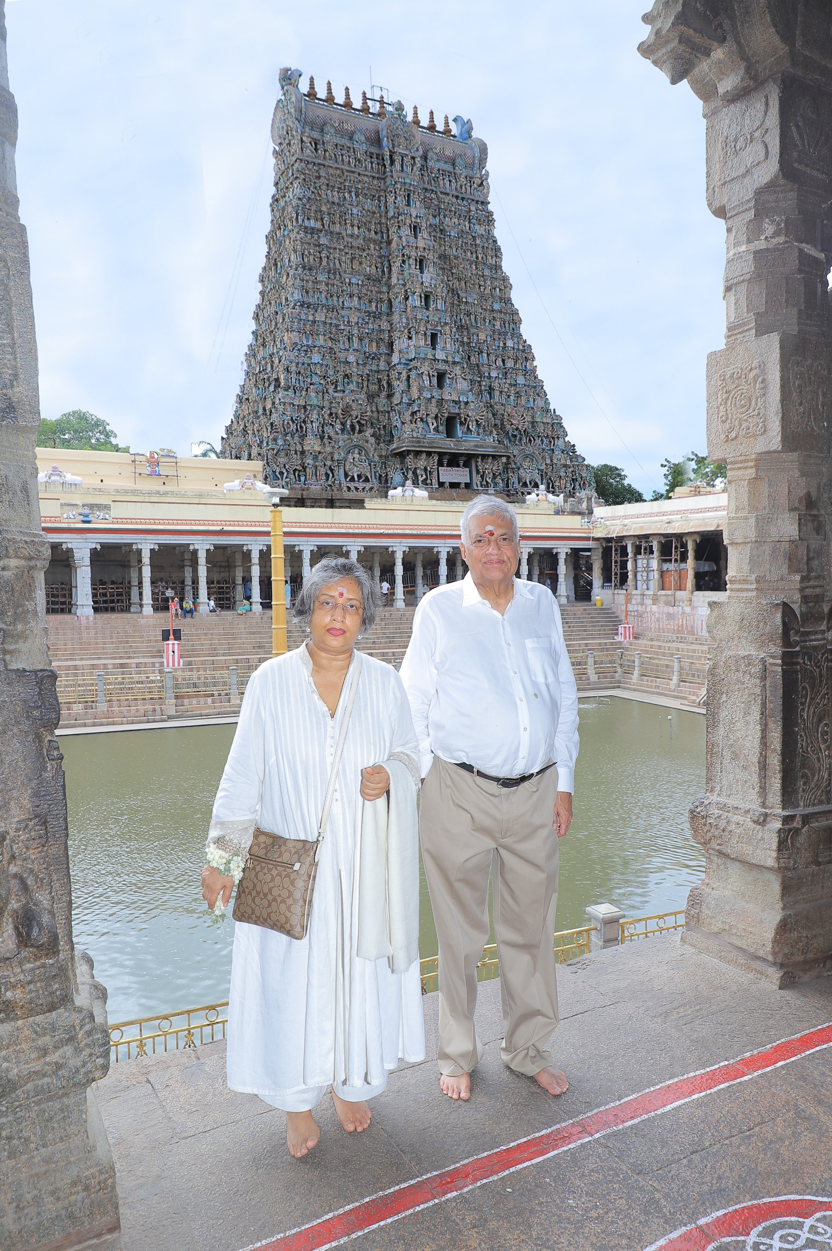 හිටපු ජනාධිපති රනිල් සහ බිරිඳ මෛත්රී මදුරෙයි මීනාක්ෂි අම්මාන් කෝවිලට යයි හිටපු ජනාධිපති රනිල් සහ බිරිඳ මෛත්රී මදුරෙයි මීනාක්ෂි අම්මාන් කෝවිලට යයි