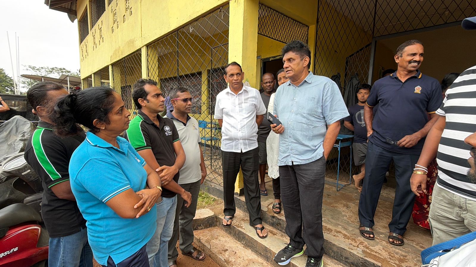 කොළඹ විපතට පත් වූවන්ගේ තත්ත්වය බලන්න විපක්ෂනායක යයි