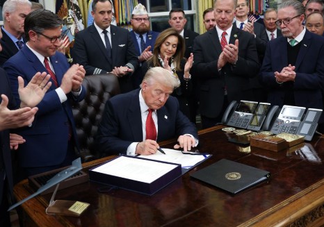 කෙටුම්පත සම්මතයි… අමෙරිකාවේ දීර්ඝතම රජයේ වසා දැමීම අවසන්…