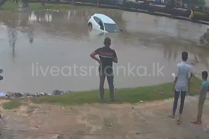 මෝටර් රථයක් ඇලකට වැටී තිදෙනෙක් මරුට (VIDEO)