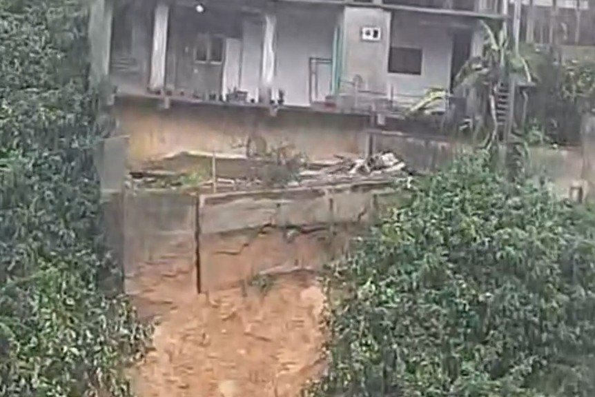 මාගස්තොට තෙමහල් ගොඩනැගිල්ලක පැති බැම්ම නායයන හැටි (VEDIO) මාගස්තොට තෙමහල් ගොඩනැගිල්ලක පැති බැම්ම නායයන හැටි (VEDIO)