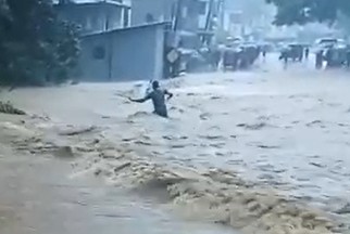 හසලක ඔය හරහා ගිය බීමත් පුද්ගලයෙකු සැඩ පහරට ගසාගෙන යයි