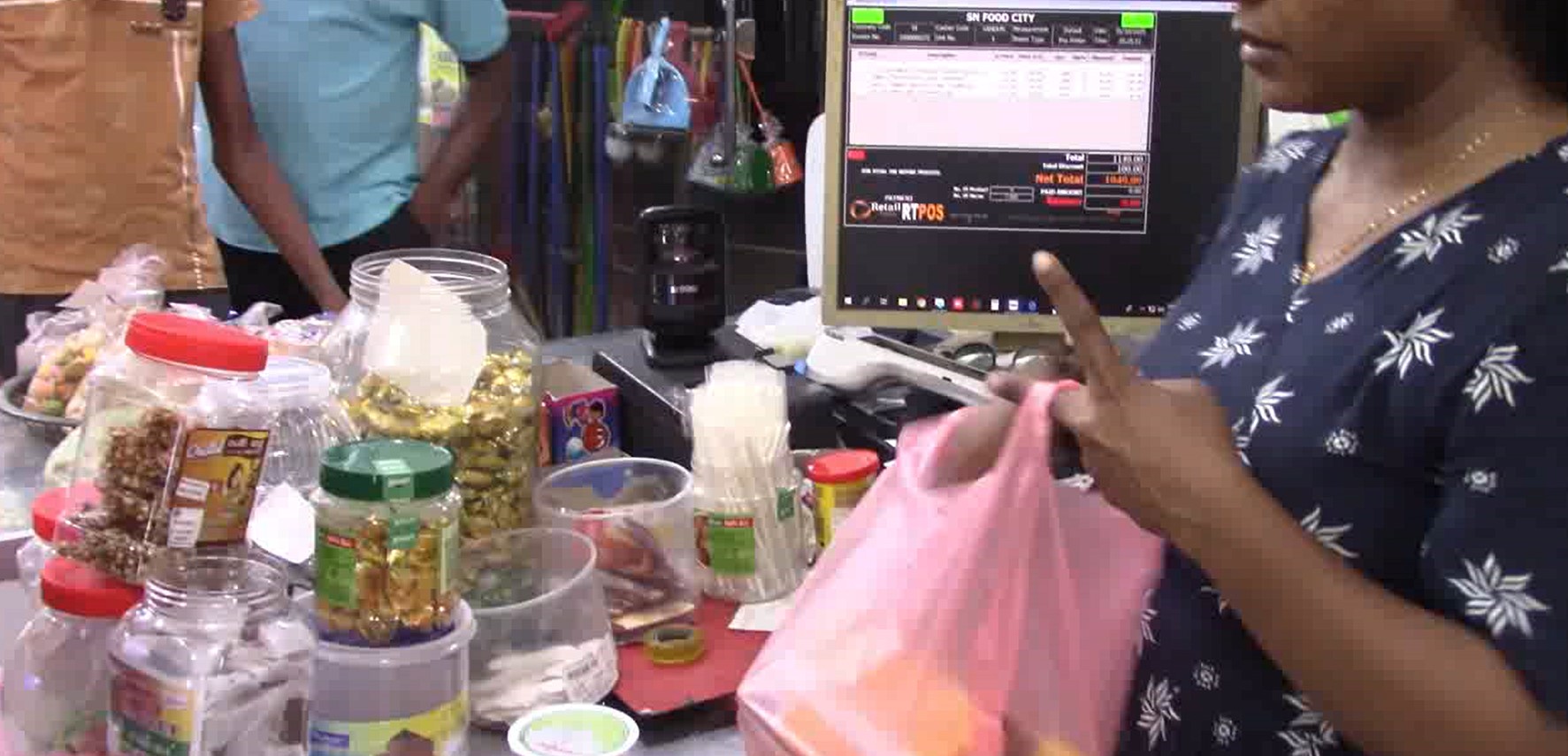 ෂොපින් යද්දි මතක ඇතුව බෑග් ගෙනියන්න – ෂොපින් බෑග් නොමිලේ ලබාදීම තහනම් නීතිය අද සිට