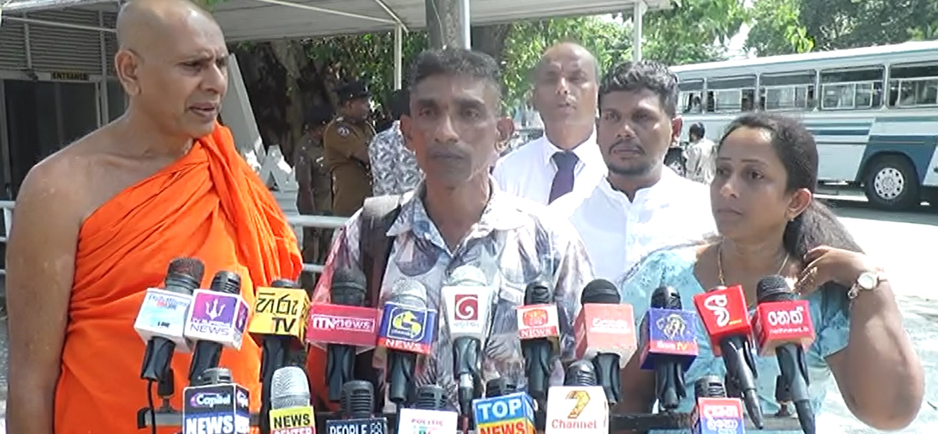 පොලිසියෙන් කරදරයි – වලස්මුල්ලේ පවුලක් බත්තරමුල්ලේ සීලරතන හිමි සමඟ පොලිස් මූලස්ථානයට පොලිසියෙන් කරදරයි – වලස්මුල්ලේ පවුලක් බත්තරමුල්ලේ සීලරතන හිමි සමඟ පොලිස් මූලස්ථානයට