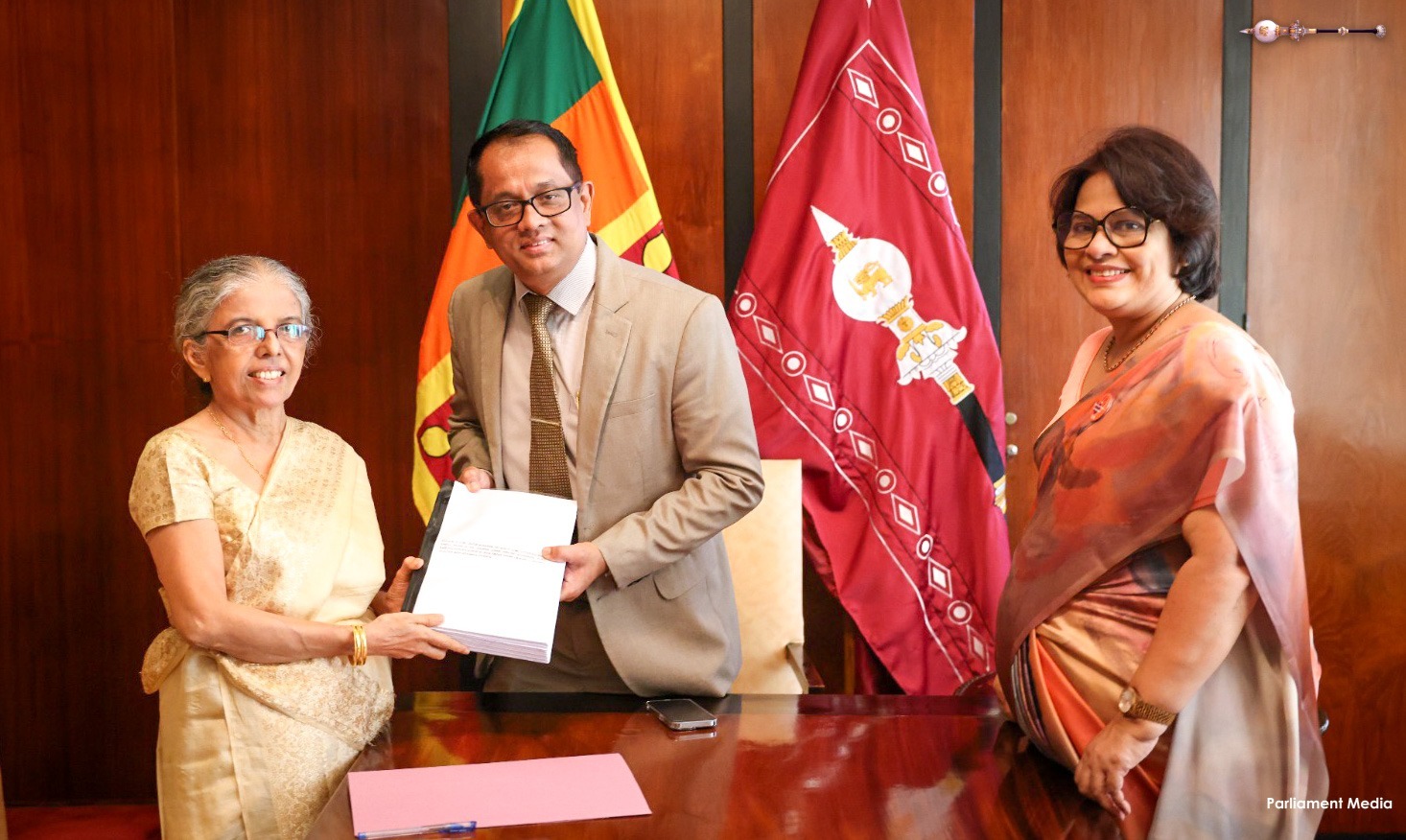 පාර්ලිමේන්තු සේවිකාවට කිසිදු ලිංගික හිංසනයක් සිදුවී නැතැයි ඒ පිළිබඳ කමිටුවෙන් වාර්තාවක් පාර්ලිමේන්තු සේවිකාවට කිසිදු ලිංගික හිංසනයක් සිදුවී නැතැයි ඒ පිළිබඳ කමිටුවෙන් වාර්තාවක්