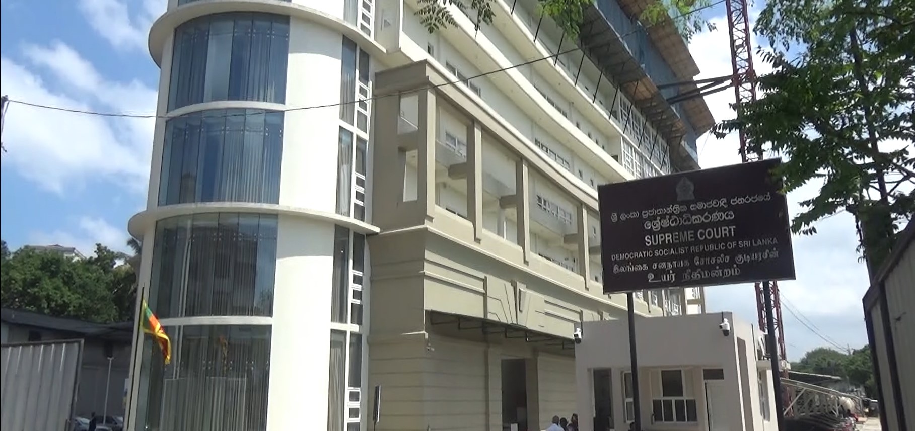 කෙහෙළියගේ පවුලේ සාමාජිකයන්ට අයත් වත්කම් තහනම් කිරීමට එරෙහි පෙත්සම් 3 ක් ශ්රේෂ්ඨාධිකරණය නිශ්ප්රභ කරයි කෙහෙළියගේ පවුලේ සාමාජිකයන්ට අයත් වත්කම් තහනම් කිරීමට එරෙහි පෙත්සම් 3 ක් ශ්රේෂ්ඨාධිකරණය නිශ්ප්රභ කරයි