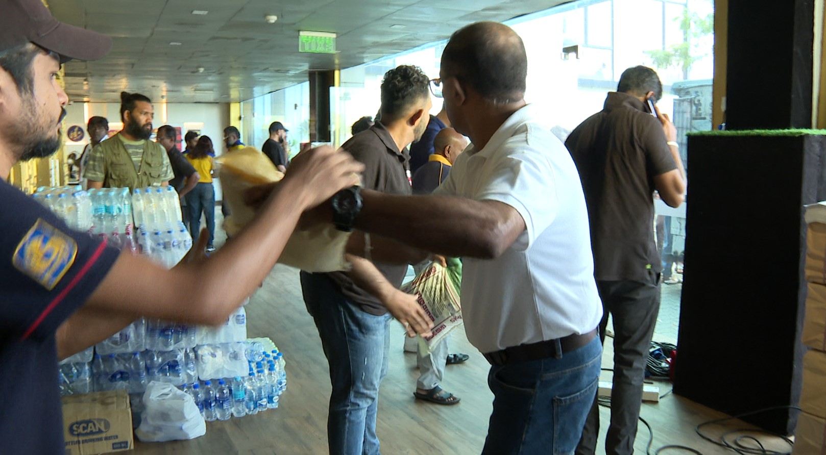 මනුසත්කම බෙදාගන්න – හිතවත්කම රැගෙන ඔබ එන්න ‘ස්වර්ණ ශ්‍රී සහන සත්කාරය’ (VIDEO)