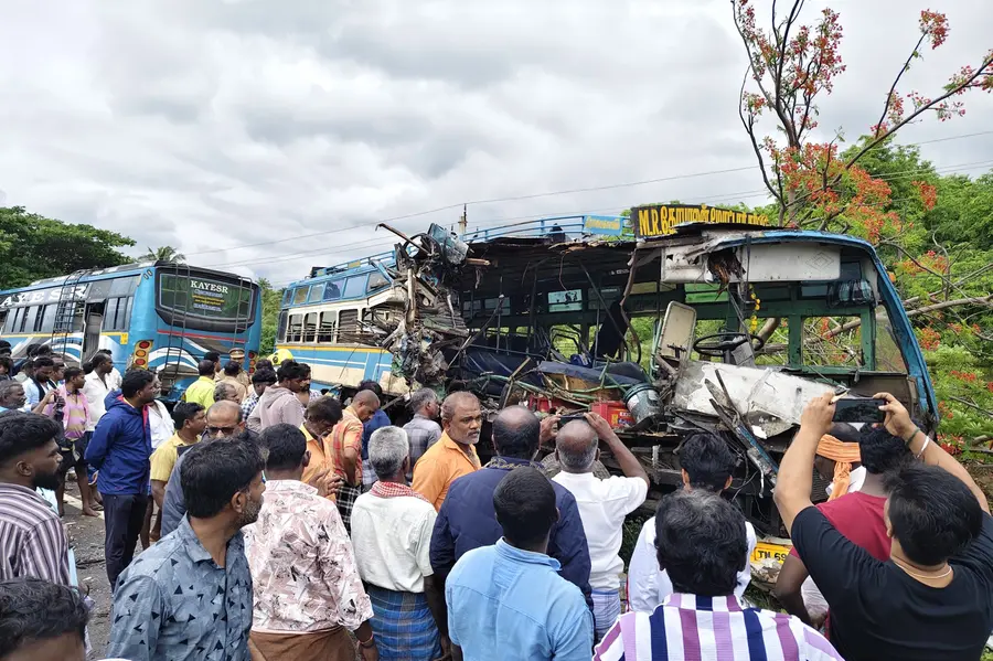 බස් රථ අනතුරකින් 6 කට දිවි අහිමි වී 28 ක් රෝහලට