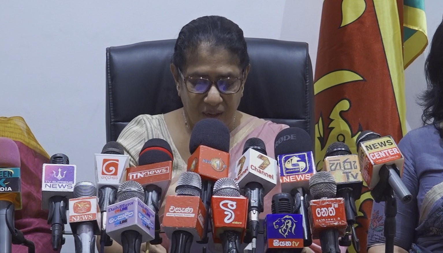 ප්රධන විපක්ෂය නැතුව 21 ආණ්ඩුව පෙරළන්න එ.ජා.ප. ය නුගේගොඩ යයි (VIDEO) ප්රධන විපක්ෂය නැතුව 21 ආණ්ඩුව පෙරළන්න එ.ජා.ප. ය නුගේගොඩ යයි (VIDEO)