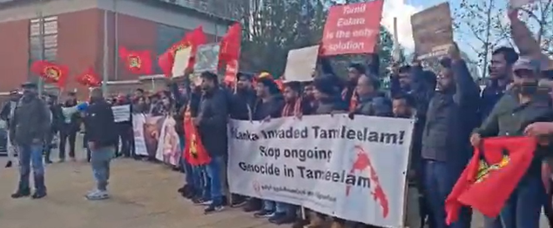 ලන්ඩනයේ දී ජ.වි.පෙ. ප්රධාන ලේකම් ටිල්වින්ට දෙමළ ඩයස්පෝරා විරෝධයක් ලන්ඩනයේ දී ජ.වි.පෙ. ප්රධාන ලේකම් ටිල්වින්ට දෙමළ ඩයස්පෝරා විරෝධයක්