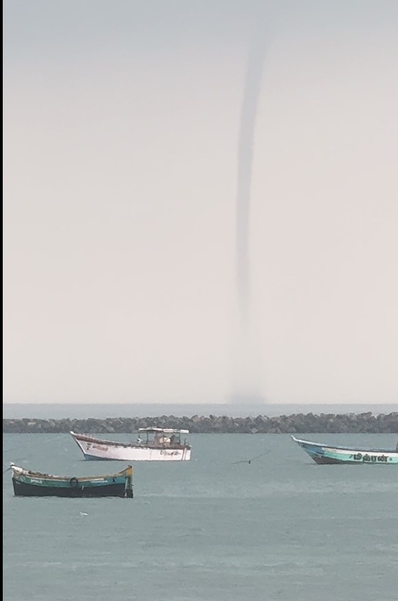 ඉන්දීය සාගර සීමාවේ විශාල “ටොනෙඩෝවක්” ඉන්දීය සාගර සීමාවේ විශාල “ටොනෙඩෝවක්”