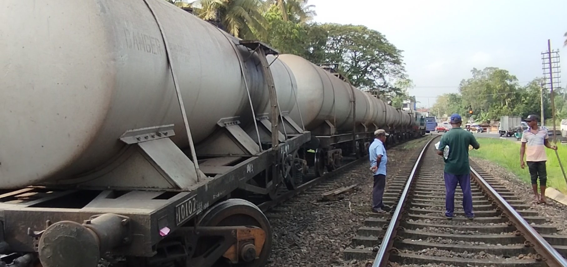 මීරිගමදී ඉන්ධන ප්රවාහන දුම්රියක් පීලිපැන දුම්රිය ධාවනයට බාධා මීරිගමදී ඉන්ධන ප්රවාහන දුම්රියක් පීලිපැන දුම්රිය ධාවනයට බාධා
