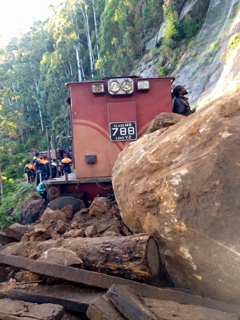 උඩරට දුම්රිය මාර්ගයට ගල් පෙරළී දුම් රිය ධාවනයට බාධා