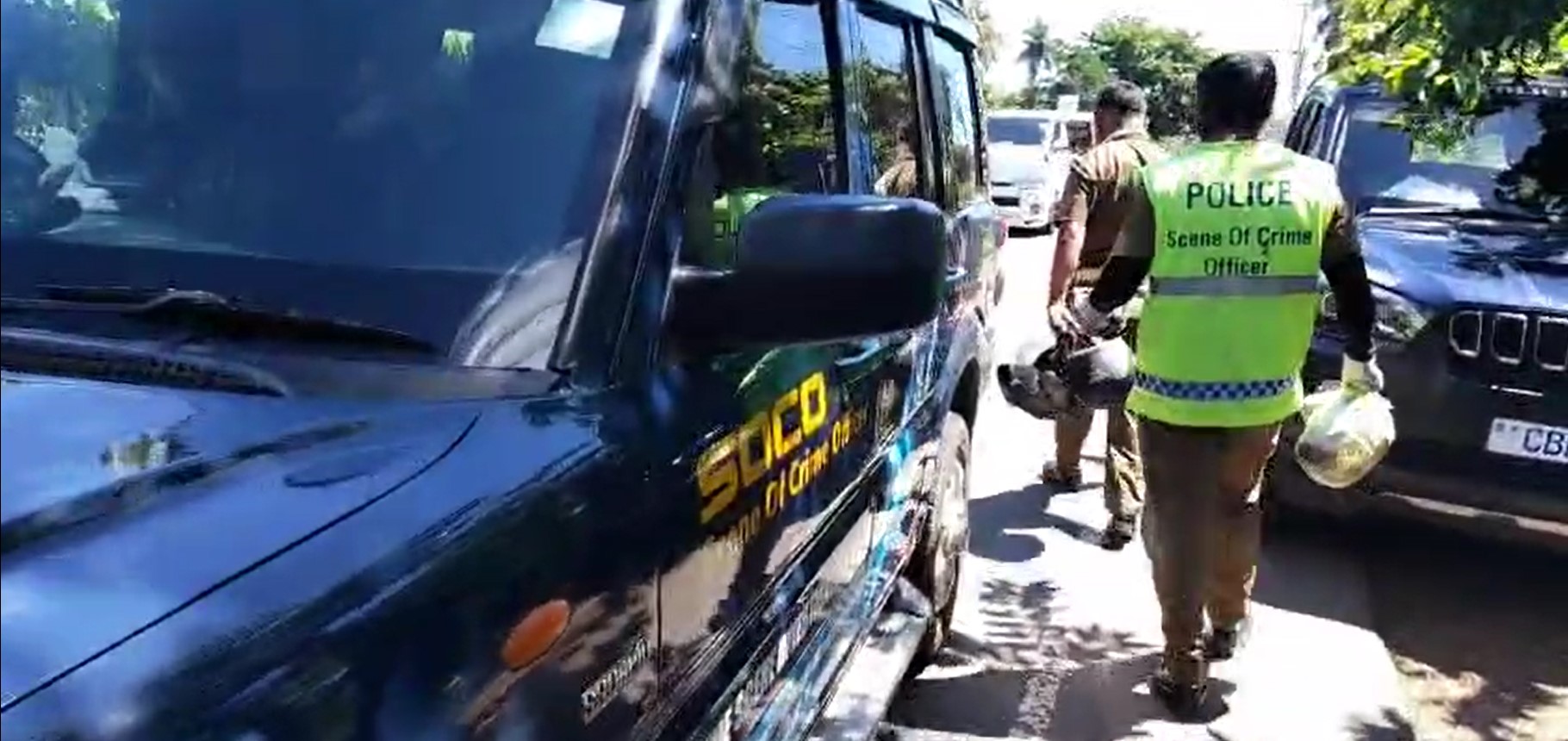 උනාකුරුවේ ද්විත්ව ඝාතකයිගේ බවට සැක හෙල්මට් සහ ඇඳුම් දික්වැල්ල, බතීගම දී සොයා ගනී උනාකුරුවේ ද්විත්ව ඝාතකයිගේ බවට සැක හෙල්මට් සහ ඇඳුම් දික්වැල්ල, බතීගම දී සොයා ගනී