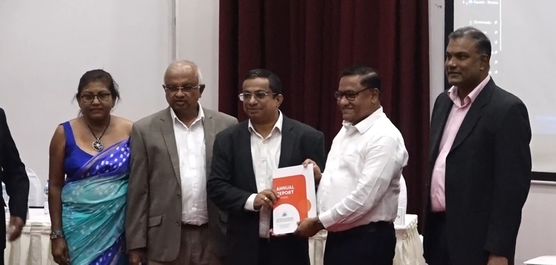 සංචාරක කරළ පැස්සවන්න ඇමති විශේෂ පොලිස් ඒකකයක් හදන්න යයි (VIDEO) සංචාරක කරළ පැස්සවන්න ඇමති විශේෂ පොලිස් ඒකකයක් හදන්න යයි (VIDEO)