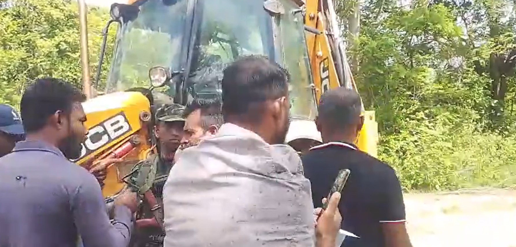 රක්ෂිතයක් වැනසූ වැල්ලවාය ප්රාදේශීය සභාපතිගේ සහෝදරයින් නිලධාරීන්ට පාට් දමයි (VIDEO) රක්ෂිතයක් වැනසූ වැල්ලවාය ප්රාදේශීය සභාපතිගේ සහෝදරයින් නිලධාරීන්ට පාට් දමයි (VIDEO)