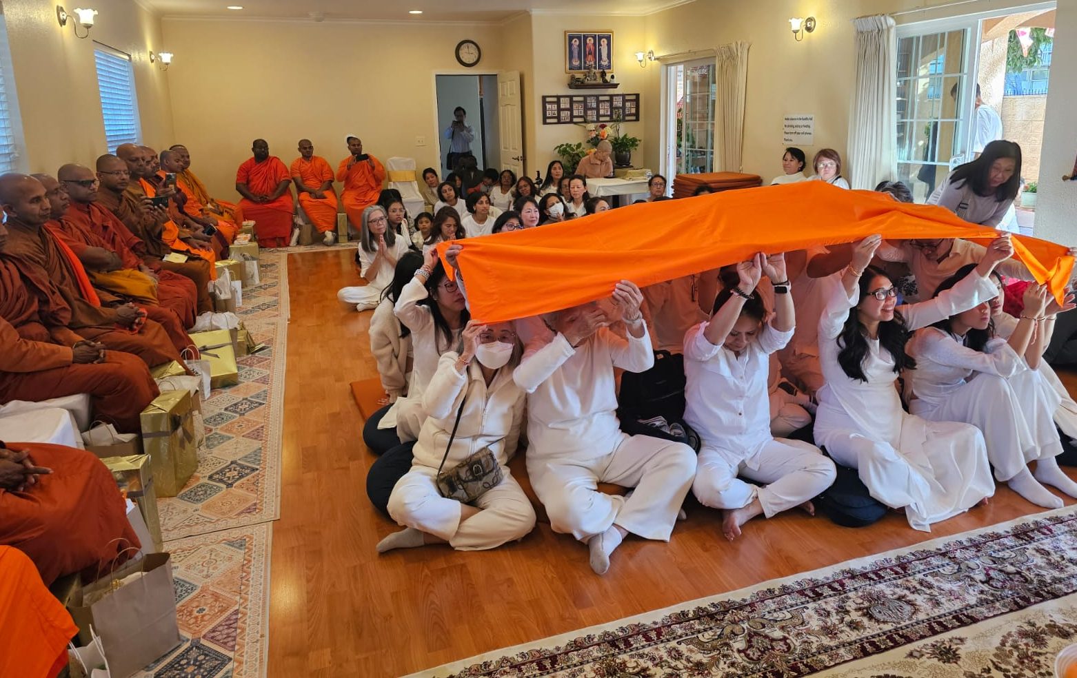 කැලිෆෝර්නියාහී සැන්හුසේ “බුද්ධි විහාරයේ කඨිණ පිංකම කැලිෆෝර්නියාහී සැන්හුසේ “බුද්ධි විහාරයේ කඨිණ පිංකම