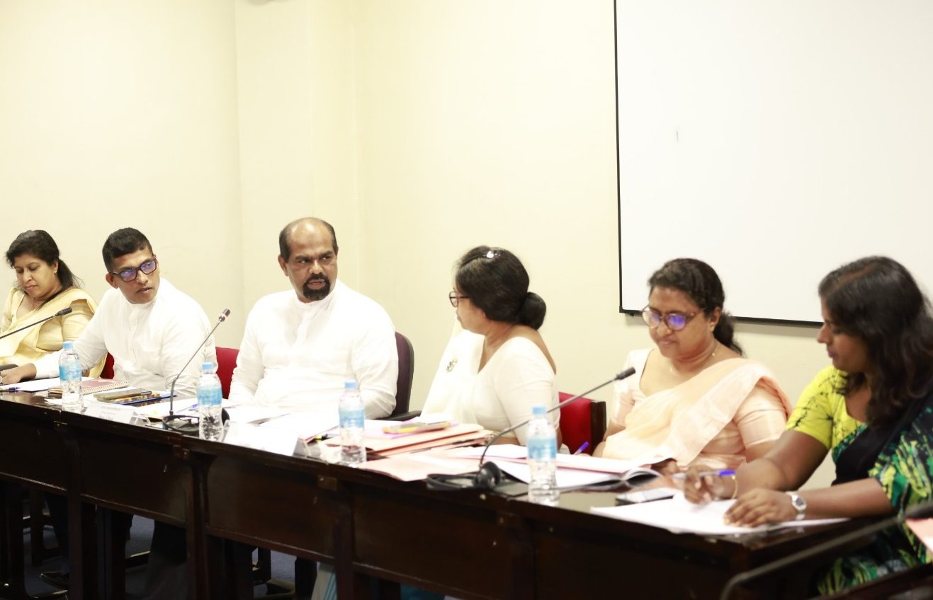 රාජ්‍ය සේවයේ වැටුප් විධිමත් කිරීමට යෝජනා