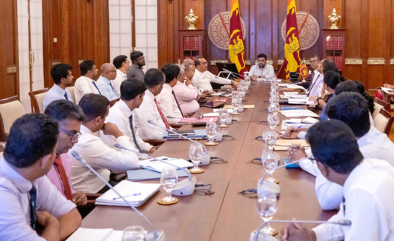 ප්රමාද වී ඇති උසස්වීම් සහ මාර්ග සංවර්ධන අධිකාරියේ වැටුප් විෂමතා ගැන ජනපති අවධානය ප්රමාද වී ඇති උසස්වීම් සහ මාර්ග සංවර්ධන අධිකාරියේ වැටුප් විෂමතා ගැන ජනපති අවධානය