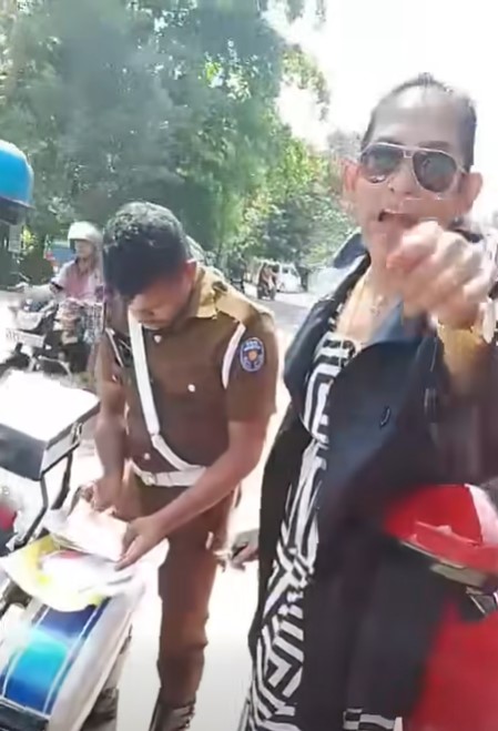 රන්මල් කොඩිතුවක්කුගේ නැගනිය ලෙස රඟපෑ කාන්තාව මානසික වෛද්යවරයකුට යොමු කරන්න පොලීසිය සැරසෙයි රන්මල් කොඩිතුවක්කුගේ නැගනිය ලෙස රඟපෑ කාන්තාව මානසික වෛද්යවරයකුට යොමු කරන්න පොලීසිය සැරසෙයි