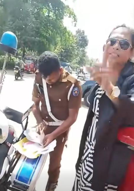 පොලිස් නිලධාරීන්ට මහ මඟ තග දැමූ කාන්තාවට ඇප නෑ පොලිස් නිලධාරීන්ට මහ මඟ තග දැමූ කාන්තාවට ඇප නෑ