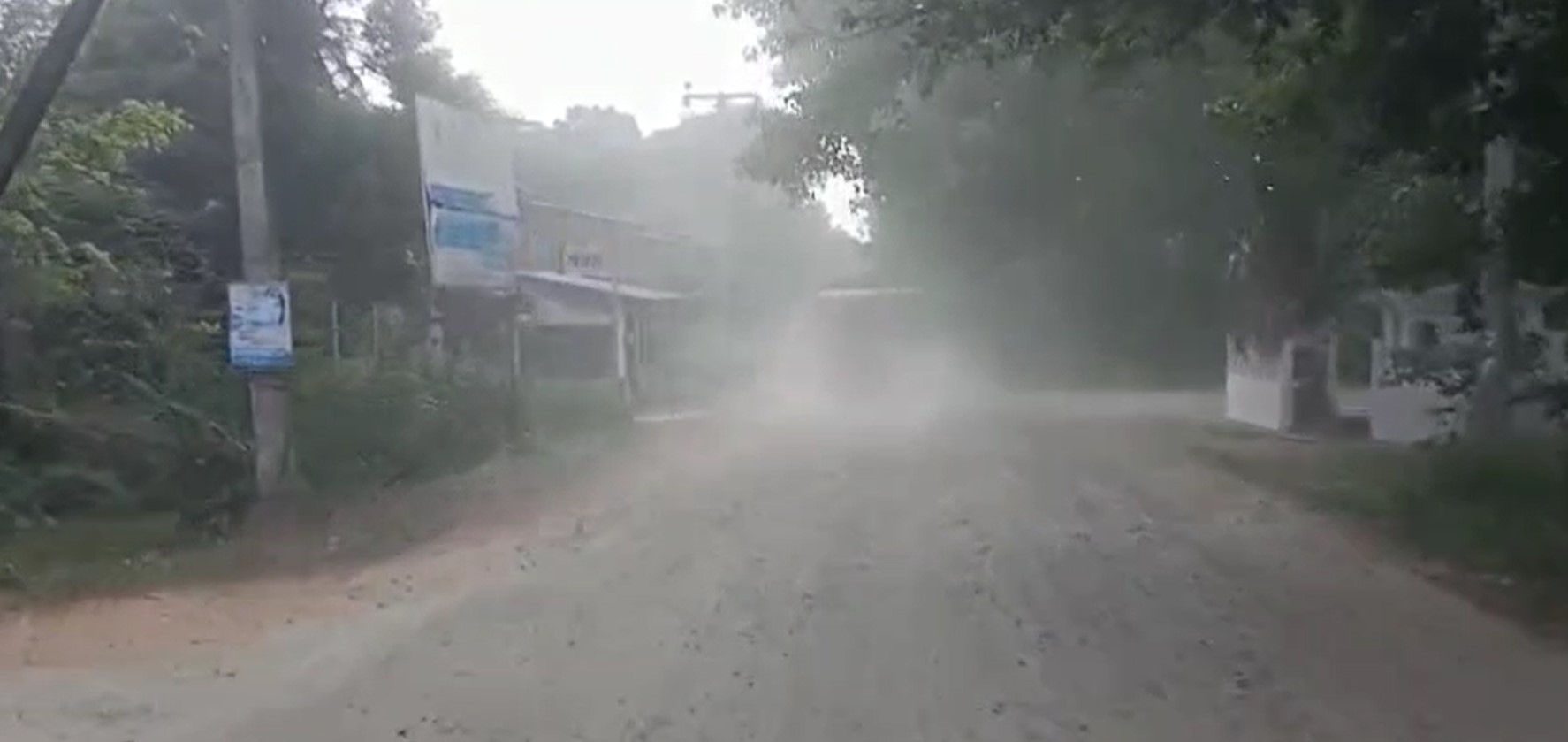 මඩකලපු වැලි බලපත්රයෙන් පොළොන්නරුව හරහා වැලි අදින ටිපර් නිසා ගම්වාසීන් පිරිසක් නොසන්සුන් මඩකලපු වැලි බලපත්රයෙන් පොළොන්නරුව හරහා වැලි අදින ටිපර් නිසා ගම්වාසීන් පිරිසක් නොසන්සුන්