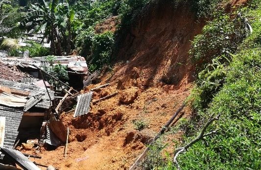 නායයෑම් නිසා අතුරුදන් 5 දෙනෙකුගේ සිරුරු හමුවෙයි